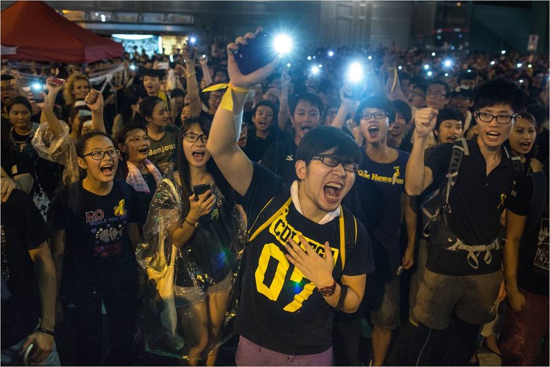 Illustration for article titled La luz de los móviles, símbolo de las protestas en Hong Kong
